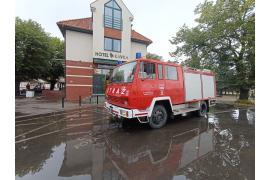 <b>CZERSK. Pompowanie z `baseniku` w centrum Czerska (ZDJĘCIA, WIDEO)</b>