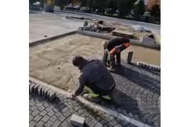 <b>CZERSK. Plac Kalinowskich nabiera kształtów - w nowej odsłonie. Trwa układanie kostki (WIDEO)</b>