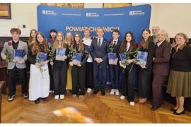 <b>Najzdolniejsi uczniowie szkół powiatowych nagrodzeni – m.in. z LO w Czersku (ZDJĘCIA, LISTA)</b>