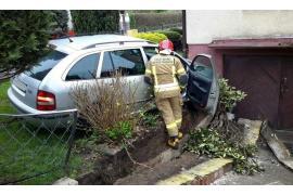 <b>Wypadek w Chojnicach - auto po zderzeniu wjechało w dom (ZDJĘCIA)</b>