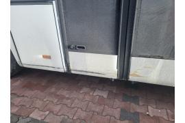 <b>GM. CZERSK. Osobówka jechała na `czołówkę`. Autobus uderzył w barierki. Apel do świadków o pomoc (FOTO)</b>