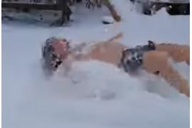 <b>Kąpiel Wojtka w... śniegu. Jest moc! Zobaczcie (WIDEO)</b>