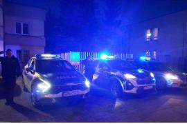 <b>POW. CHOJNICKI. Policjanci W hołdzie zmarłemu ratownikowi. Sygnały dźwiękowe i błyskowe również przy Komisariacie Policji w Czersku (ZDJĘCIA, WIDEO)</b>