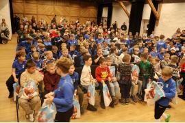 <b>CZERSK. Świątecznie w Borowiaku Czersk. Był Mikołaj i prezenty - dla młodych sportowców (ZDJĘCIA,WIDEO) </b>