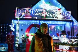 <b>CZERSK. Pan Jarek z Czerska nie zawiódł – jeszcze więcej dekoracji świątecznych. Zobaczcie jego przyozdobioną posesję! Tutaj pada śnieg! (WIDEO, ZDJĘCIA)</b>