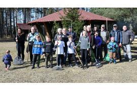 <b>GM. CZERSK. W Sołectwie Złotowo dbają o porządek – wspólna akcja sprzątania placu rekreacyjnego (ZDJĘCIA, WIDEO)</b>