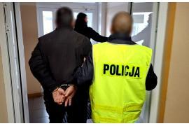 <b> POW. STAROGARDZKI. Za pieniądze podbijali dowody rejestracyjne pojazdów - zostali zatrzymani, ale sprawa jest rozwojowa (ZDJĘCIA, WIDEO) </b>