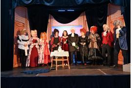 <b>GM. CZERSK. `Gorset i gramofon` rozbawił publiczność w Łęgu. Duża dawka humoru i dobrej zabawy (ZDJĘCIA, WIDEO)</b>