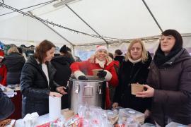 <b>CZERSK. Świąteczny Jarmark - zobaczcie co można tam znaleźć! Była też Polewka kaszubska - smakowała Wam? (ZDJĘCIA, WIDEO)</b>