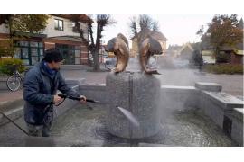 <b> CZERSK. Dobiega końca czyszczenie czerskiej fontanny (FOTO, WIDEO) </b>