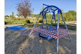 <b>CZERSK. PARK BOROWIACKI. Czy wiadomo kto zniszczył w ubiegłym miesiącu huśtawkę dla osób niepełnosprawnych? Sobota, 10 maja - kolejna sytuacja w parku. Monitoring również trafił na policję</b>