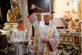 <b>CZERSK. Święcenie pokarmów wielkanocnych. Wielka Sobota. Adoracja przy Grobie Pańskim (ZDJĘCIA, WIDEO) </b>