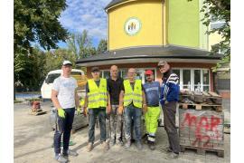 <b>CZERSK.Rycerze Kolumba wyrównują podjazd dla autobusów przy SP1 w Czersk (ZDJĘCIA)</b>
