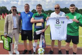 <b> CZERSK. Mecz MLKS Borowiak Czersk vs Wierzyca Pelplin. Symboliczna koszulka dla burmistrza Daniela Szpręgi oraz podziękowania dla zawodnika Mateusza Żakowskiego (ZDJĘCIA) </b>