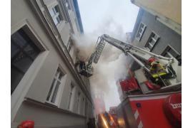 <b>Pożar kamienicy w centrum Chojnic. Z płonącego lokalu strażacy ewakuowali 13 - letnią dziewczynkę i jej o rok starszego brata (FOTO)</b>