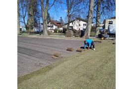 <b>CZERSK. Nowe boisko w Parku Kaszubskim – prace na finiszu. Układanie trawy z rolki (ZDJĘCIA, WIDEO)</b>