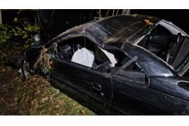 <b>GM. CZERSK. W przyczepce ciągniętej przez auto pękła opona. Po uderzeniu w przyczepkę peugeot dachował. Kierująca: `Nie można było uniknąć zderzenia` (ZDJĘCIA, WIDEO)</b>