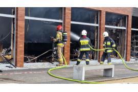 <b>CZERSK. Pożar obiektu handlowego – trwa dogaszanie, straty liczone w milionach. Jaka była przyczyna pożaru? (ZDJĘCIA, WIDEO)</b>