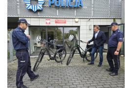 <b> Rowery dla policjantów. Prezent wręczył starosta (FOTO)</b>