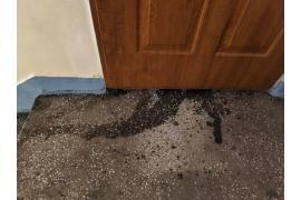 <b>AKTUALIZACJA. CZERSK. Zdewastowane drzwi mieszkania w bloku. Kobieta: Przepraszam – czy to miał być żart? (ZDJĘCIA)</b>