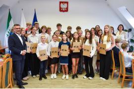 <b>GM. CZERSK. Stypendia Burmistrza Czerska. Brawo za Waszą pracę, talent i wytrwałość! (ZDJĘCIA)</b>