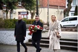 <b>CZERSK. Narodowy Dzień Pamięci `Żołnierzy Wyklętych` - kwiaty pod pomnikiem (ZDJĘCIA)</b>