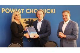 <b> POW. CHOJNICKI. Budowa sali sportowej wraz z przebudową budynku Zespołu Szkół nr 2 w Chojnicach – inwestycję wykona firma z gm. Czersk (ZDJĘCIA) </b>
