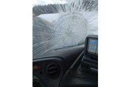 <b>POW. CHOJNICKI. Rzucał jogurtami z jadącego auta uszkadzając trzy pojazdy. Zarzuty dla 29-latka z Chojnic</b>