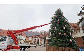 <b>CZERSK. Świąteczna choinka. Dekoracje własnoręcznie wykonali uczestnicy ŚDS w Czersku – zobaczcie jakie piękne! (ZDJĘCIA, WIDEO) </b>