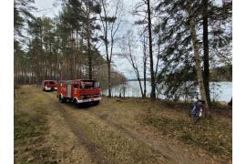 <b>Z jeziora wyłowiono ciało wędkarza. Mężczyzna łowił ryby na jeziorze Brzeźno na granicy gmin Brusy i Karsin (FOTO)</b>