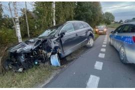 <b> POW. CHOJNICKI. Dyżurny otrzymał informację: `Jedzie mężczyzna rozbitym samochodem bez koła` (FOTO)</b>