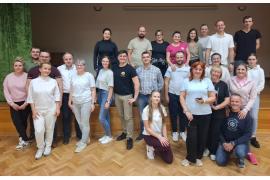 <b>Roztańczeni strażacy OSP Karsin. Zajęcia prowadzi m.in. Robert Belka z Łęga (WIDEO)</b>