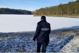 <b> POW. STAROGARDZKI. Wejście na skuty lodem akwen jest niebezpieczne i może skończyć się tragicznie - POLICJA OSTRZEGA!</b>