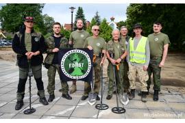 <b> CZERSK. Do przeszukania placu Kalinowskich włączyli się również członkowie Stowarzyszenia Eksploracyjno Historycznego FORST. Odnaleźli kilka ciekawych artefaktów – wśród nich m.in. rzymska fibula i moneta z czasów Augusta III Sasa (ZDJĘCIA, WIDEO) </b>