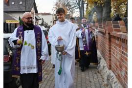 <b>CZERSK. Mur cmentarza parafialnego poświęcony. Uroczystość Wszystkich Świętych w Czersku (ZDJĘCIA, WIDEO)</b>