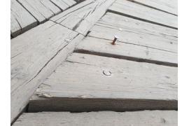 <b>GM. CZERSK. Dziura, obluzowane deski, wystające gwoździe – tak wygląda pokładu mostu w Wojtalu… (ZDJĘCIA, WIDEO)</b>