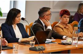 <b>GM. CZERSK. Burmistrz: Czy gmina nie jest troszeczkę przegrzana inwestycjami? Skarbnik zaczyna się martwić o przyszłoroczny budżet. Przedszkole w Rytlu bez znacznych środków zewnętrznych? Czy gminę na to stać? (WIDEO) </b>