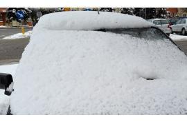 <b>Policja: Przed nami kolejne dni z opadami śniegu - pamiętajmy o bezpieczeństwie na drodze i odpowiednim przygotowaniu samochodów</b>