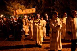 <b>CZERSK. Msza rezurekcyjna – światło przebijające się przez ciszę (ZDJĘCIA, WIDEO)</b>