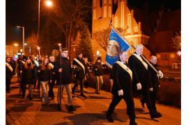 <b>CZERSK. Narodowe Święto Żołnierzy Wyklętych uczczone pod pomnikiem na Cmentarzu Honorowym w Czersku. Przemarsz z pochodniami, wcześniej Msza Święta (ZDJĘCIA, WIDEO)</b>