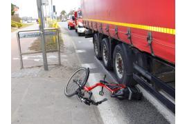 <b> POW. STAROGARDZKI. Rowerzystka wpadła pod samochód ciężarowy na DK 22 w Starogardzie Gdańskim (ZDJĘCIA) </b>